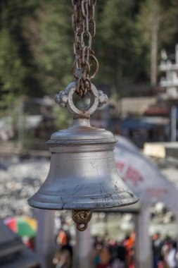 Gangotri Tanrıça Ganga tapınağında büyük gümüş tapınak çanları, Hindistan.
