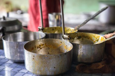 Restoranda Yemekten Sonra Masadaki Kirli Boş Yemekler.