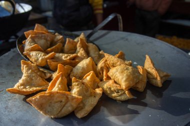 Sokakta Taze Samosas