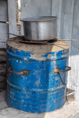 Pişirme için biyo ahşap kullanarak doğal bir ateş üzerinde soba üzerinde eski tencere ve tava