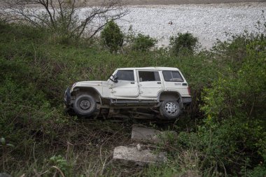 Kırık Hasar Araba Hindistan'da tepelik alanda.