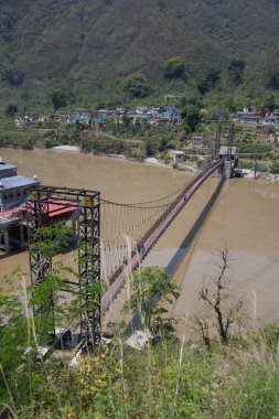 Alaknanda nehrinin ortasında asma köprü, Hindistan