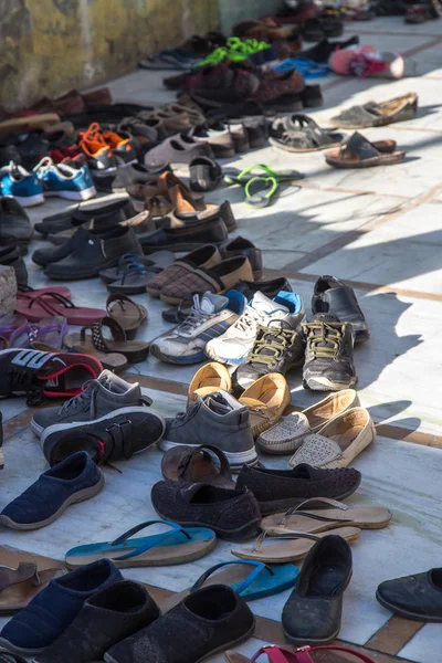 Footwear outside Indian temple — Stock Photo, Image