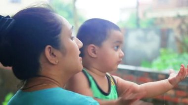 Anne ve kızı yağmur zevk