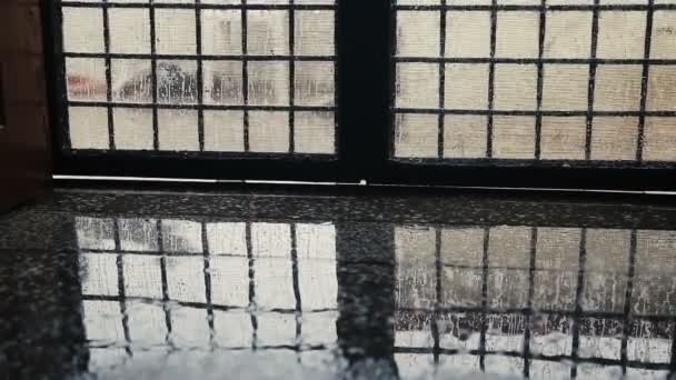 Gotas de lluvia cayendo en el suelo de la casa — Vídeos de Stock