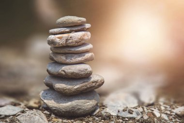 Nehirdeki kayalar üzerinde taş dengesi, nehir taşları piramidi..