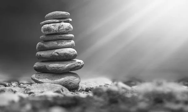 Cierre del equilibrio de piedra sobre la roca en el río, Pirámide de piedras fluviales.. Fotos de stock libres de derechos