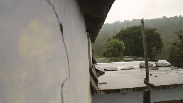 Krople deszczu z dachu. — Wideo stockowe