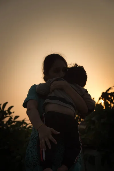 Силуети молодої матері з дитиною дочка грає — стокове фото
