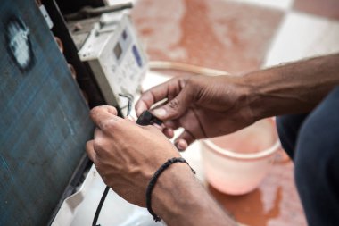 profesyonel bir elektrikçi pencere klima temizlik