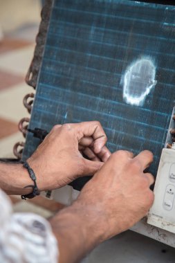 profesyonel bir elektrikçi pencere klima temizlik