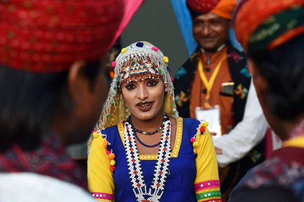 Gandhinagar, Hindistan - 26 Şubat 2018: Hintli kız geleneksel Rajasthani elbise katılmak yıllık Vasantotsav Gandhinagar, Gujarat, Hindistan Fuarı.