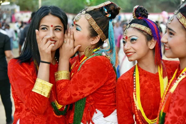 Gandhinagar, Hindistan - 9 Mart 2018: Sikkim grup kızlar eğleniyor Sanskruti Kunj Vasantotsav Gandhinagar, Gujarat adil sırasında geleneksel kıyafetleri giymiş Nepal toplumdan.
