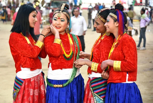 Gandhinagar, Hindistan - 9 Mart 2018: Sikkim halk dansçı kızlar Sanskruti Kunj Vasantotsav Gandhinagar, Gujarat adil sırasında geleneksel kostüm ve süs eşyaları giymiş Nepal toplumdan.
