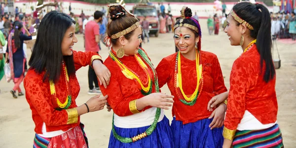 Gandhinagar, Hindistan - 9 Mart 2018: Sikkim grup kızlar eğleniyor Sanskruti Kunj Vasantotsav adil sırasında 9 Mart 2018 yılında Gandhinagar, Gujarat, Hindistan üzerinde geleneksel kıyafetleri giymiş Nepal toplumdan.
