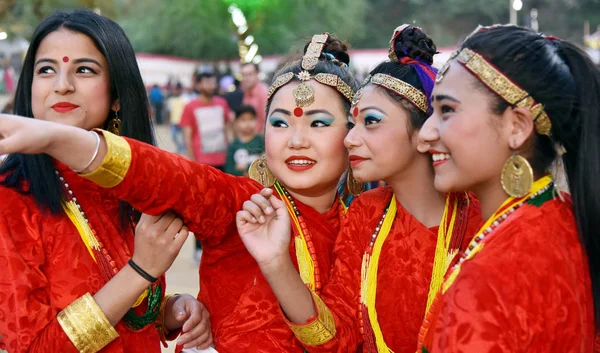 Gandhinagar, Hindistan - 9 Mart 2018: Sikkim grup kızlar eğleniyor Sanskruti Kunj Vasantotsav adil sırasında 9 Mart 2018 yılında Gandhinagar, Gujarat, Hindistan üzerinde geleneksel kıyafetleri giymiş Nepal toplumdan.