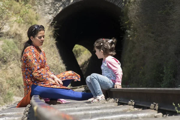 Madre Hija Sentadas Una Vía Férrea Hablando — Foto de Stock