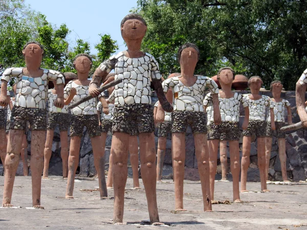 Nek Chand tarafından endüstriyel ve ev atıkları ve atılmak için yapılan heykeller, Rock Garden, Chandigarh, Hindistan.