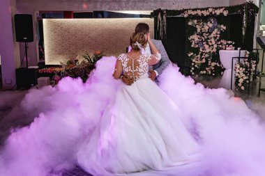 Mor dumanlı gelin ve damadın güzel düğün dansı. Düğün günü.