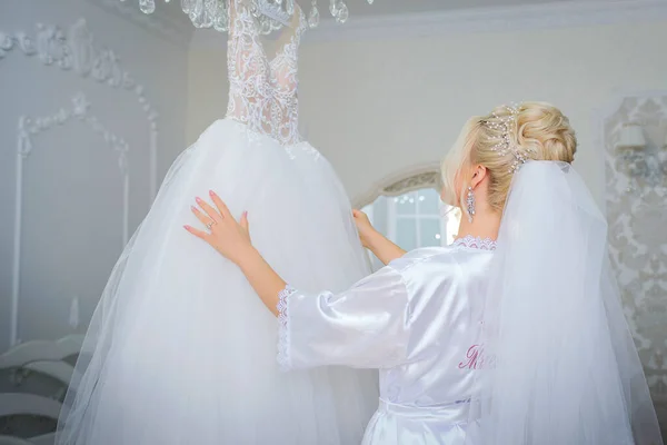 Jolie Mariée Robe Blanche Touche Robe Mariée Sur Mannequin Matin — Photo