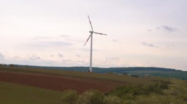 Bir rüzgar çiftliği ve elektrik üretimi için bir rüzgar türbini. Yeşil güç