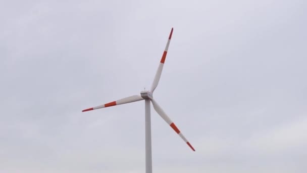 Een windpark en een windturbine voor de opwekking van elektriciteit. Groene stroom — Stockvideo