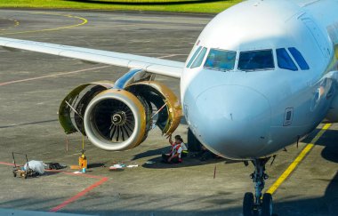 Havalimanı Otoparkı 'nda Mekanikler Uçak Motoru Bakımı Yapıyor