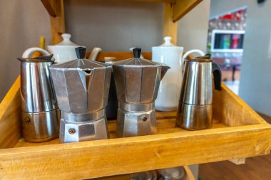 Mocha Sürahileri ve Çaydanlıklar Kafe Rafında demlenmeye hazır