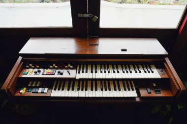 İki Kılavuz Anahtarı ve Kahverengi Ahşap Bitişi olan Klasik Hammond Organı