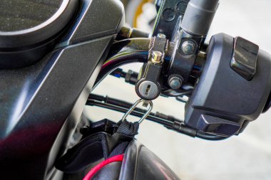 Emniyet için Motosiklet gidonundaki Miğfer Kilidi Aracı