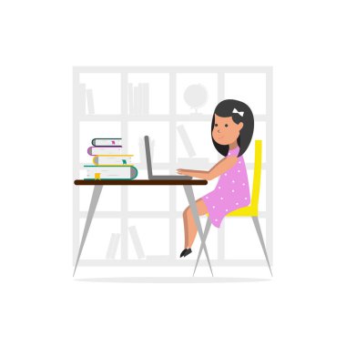 Küçük kızı evde bir dizüstü bilgisayar kullanmak