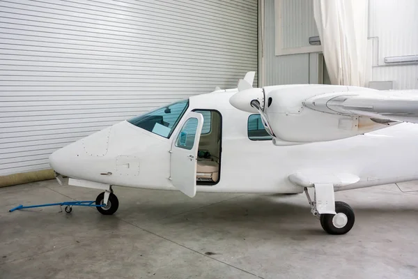 Avion Bimoteur Léger Ailes Hautes Avec Porte Ouverte Dans Hangar — Photo