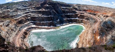 Su basmış bir taş ocağı Panoraması