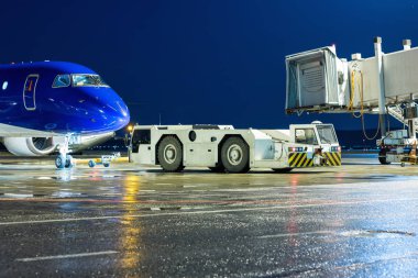 Çekici traktör yolcu uçak gece Havaalanı önlük, Hava Köprüsü'nden geri alır