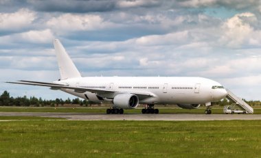 Havaalanı apron merdiven yatılı ile geniş gövdeli yolcu uçak