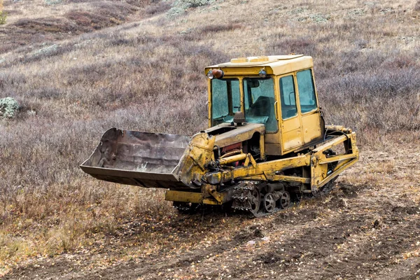 Yellow Crawler Buldozer Berdiri Atas Bukit — Stok Foto