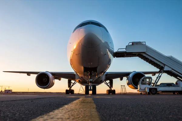 Vista Frontal Del Avión Pasajeros Cuerpo Ancho Blanco Con Escaleras — Foto de Stock