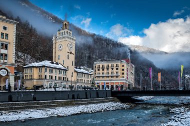 Sochi, Rusya - 24 Aralık 2018: Rosa Khutor Alpine Resort. Dünya klasmanının kayak merkezi. Krasnaya Polyana, Krasnodar bölgesi, Soçi, Rusya