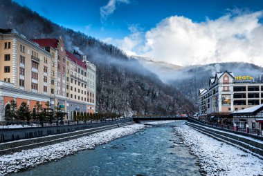 Sochi, Rusya - 24 Aralık 2018: Rosa Khutor Alpine Resort. Dünya klasmanının kayak merkezi. Krasnaya Polyana, Krasnodar bölgesi, Soçi, Rusya