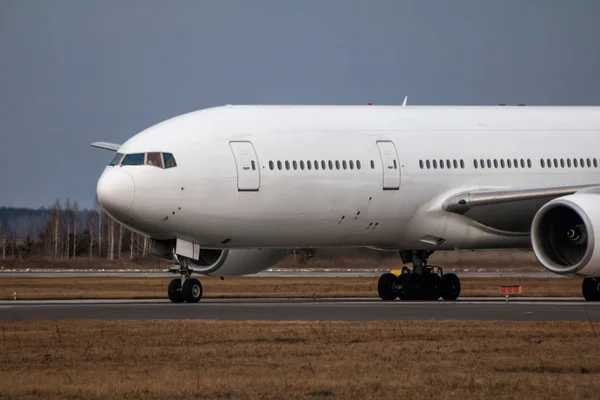 Primer Plano Taxiing Avión Pasajeros Cuerpo Ancho Blanco —  Fotos de Stock