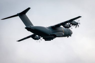 Ağır askeri nakliye turboprop uçak uçuş