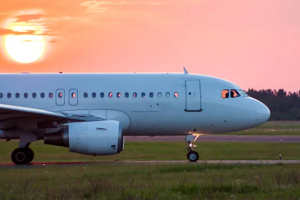 Acercamiento Taxiing Avión Blanco Pasajeros Contra Sol Poniente —  Fotos de Stock