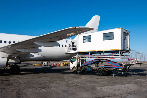 Empilhadeira Para Pessoas Com Deficiência Está Avião Passageiros — Fotografia de Stock