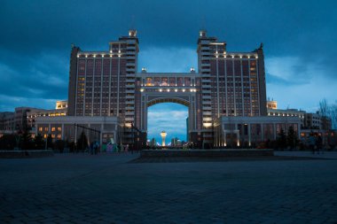 Astana, Kazakistan - 30 Nisan 2018: Kazmunaigas Gökdeleni akşam ışıklarında. Astana, Kazakistan.