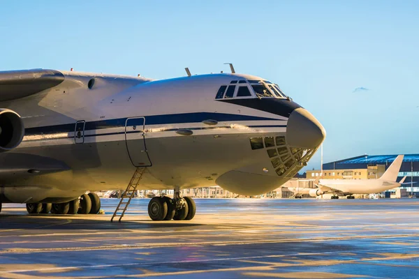 Close Big Cargo Vliegtuig Luchthaven Schort Vroege Ochtend — Stockfoto