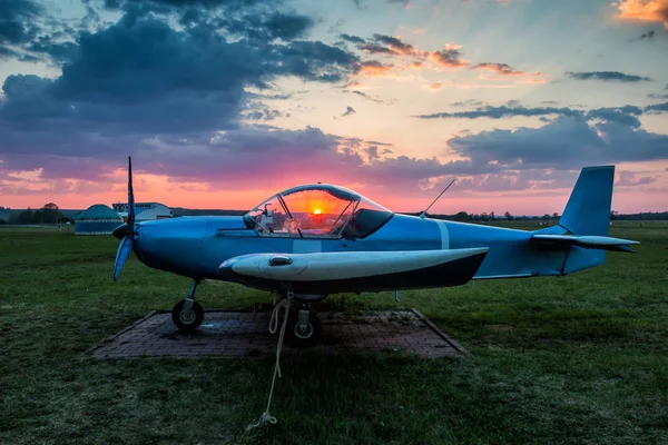 Ein Kleines Sportflugzeug Das Bei Sonnenuntergang Auf Dem Flugplatz Parkt — Stockfoto