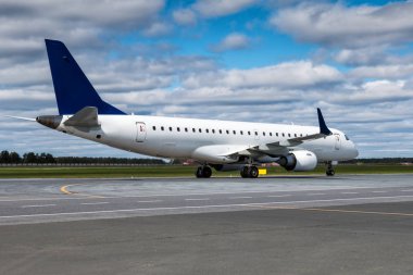 Havaalanı önlük beyaz bir yolcu jet uçağı taksi