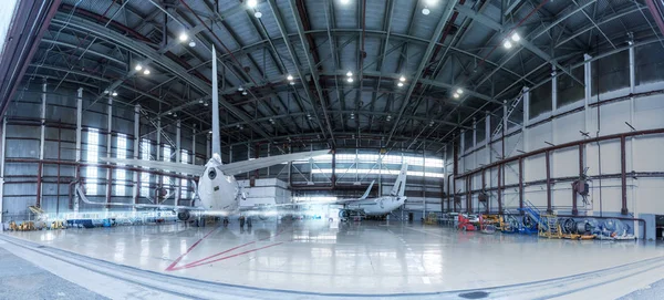 Yolcu uçakları bakım altında. Uçuş operasyonları için mekanik sistemlerin kontrol edilmesi. Hangar içinde uçaklarının Panoraması