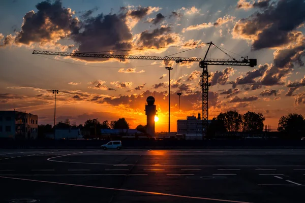 Тауэрский Кран Фоне Живописного Восхода Солнца Пустом Аэропорту — стоковое фото