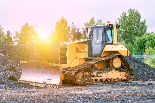 Bulldozer Mengeruk Puing Puing Pada Konstruksi Jalan Lampu Matahari Pagi — Stok Foto